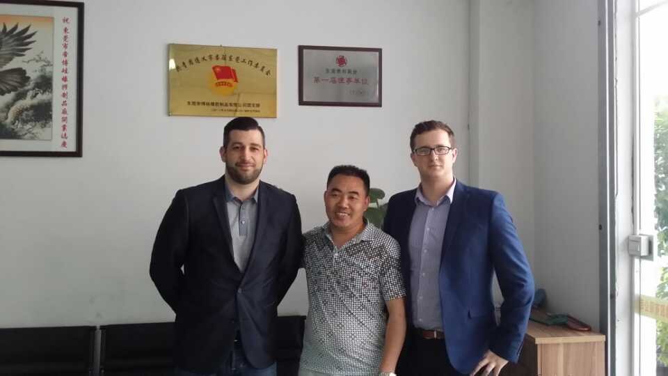 公(gōng)司領導成功簽下法國客戶訂單 公(gōng)司(sī)領導成功簽下(xià)法國客戶訂單